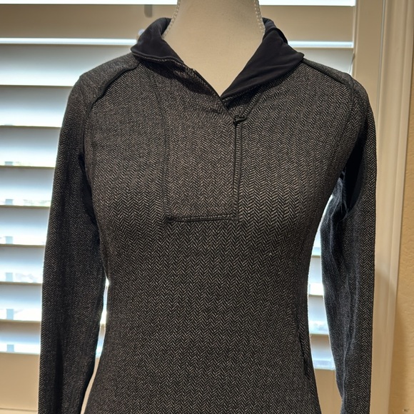 Lulu lemon tops in excellent condition - Picture 3 of 5